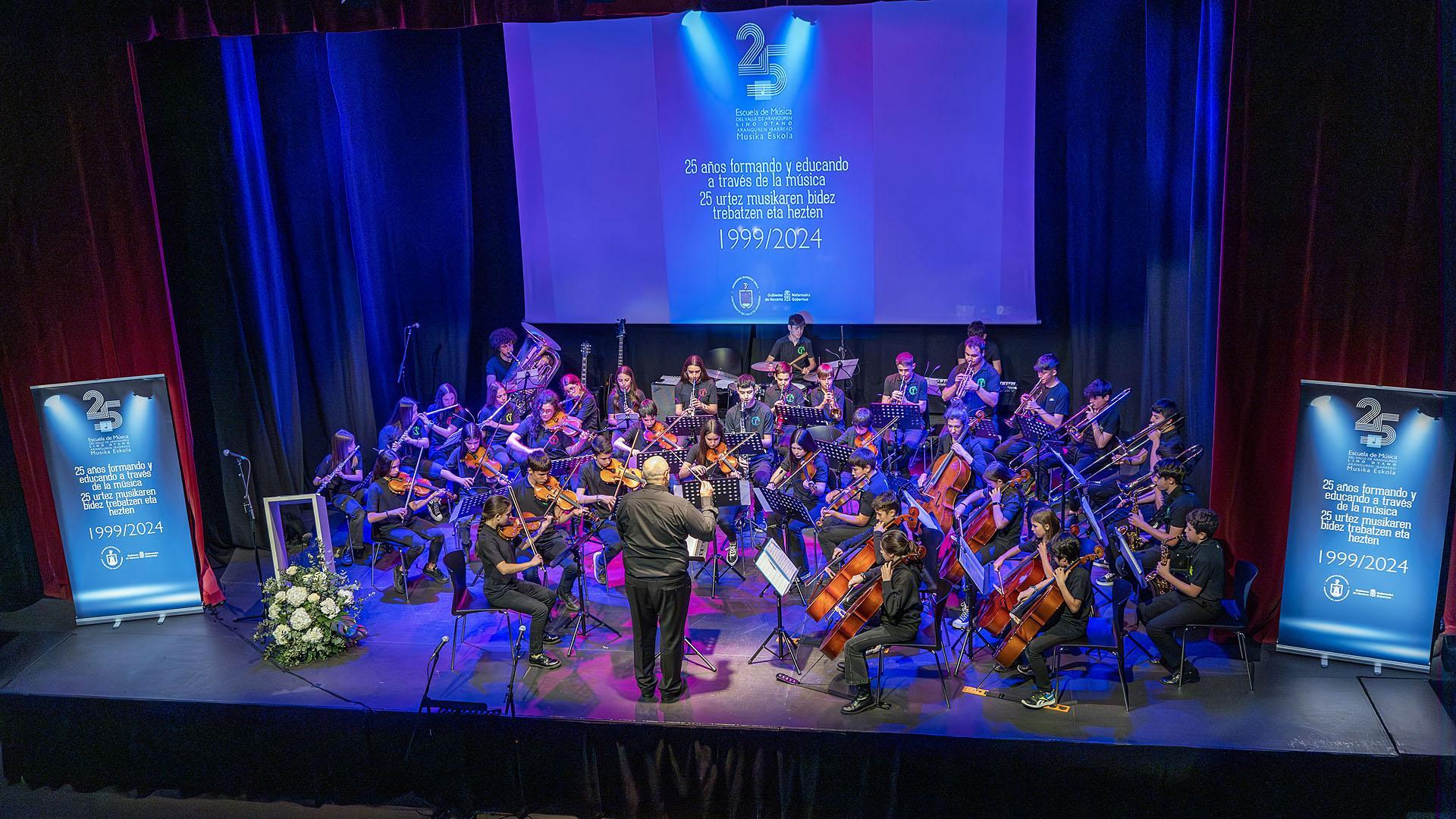 Actuación de la banda de la escuela de música en el acto que abrió las celebraciones por los 25 años.