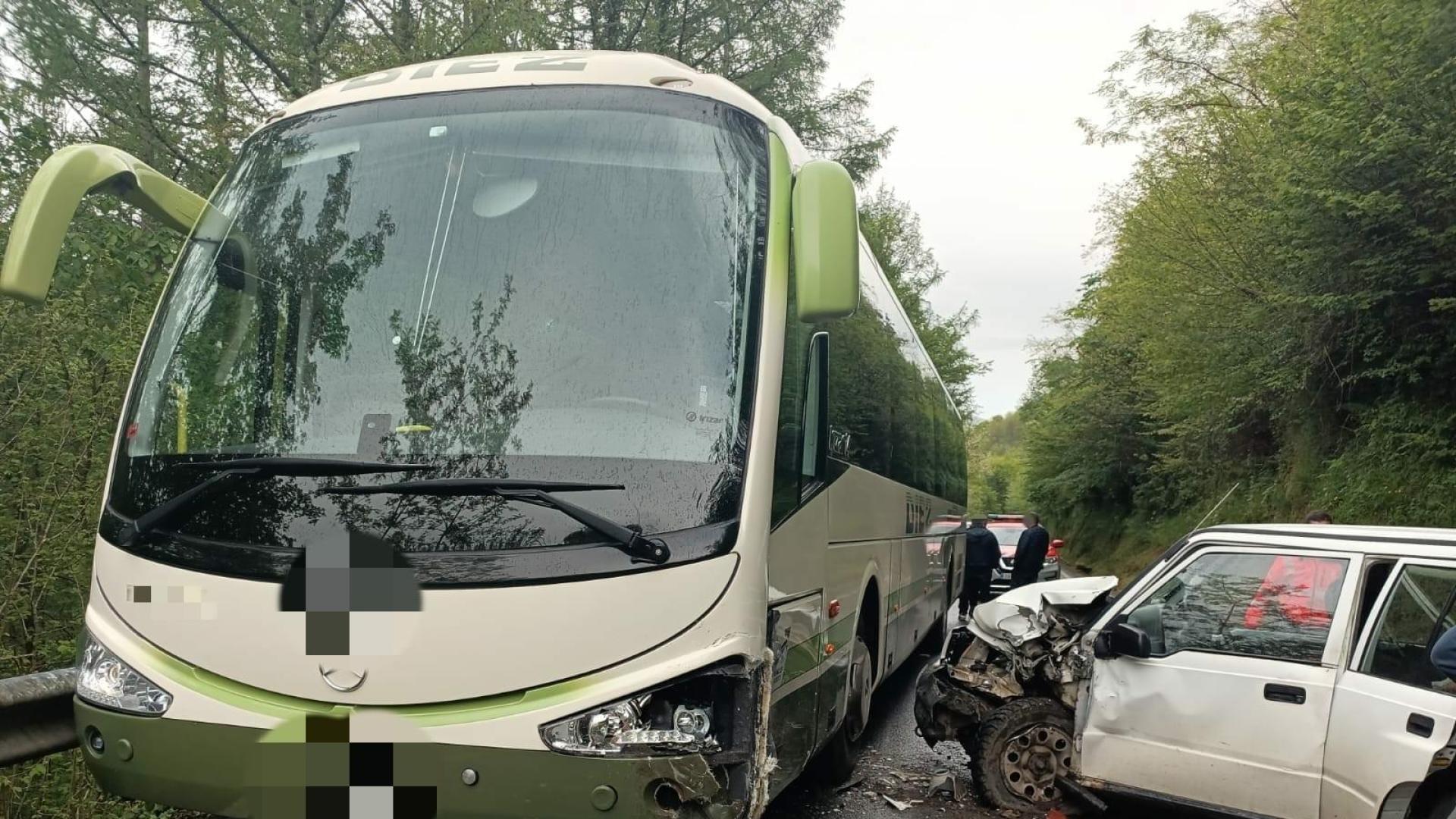 El autobús y el turismo que han colisionado este sábado en la NA-4020, en Arantza
