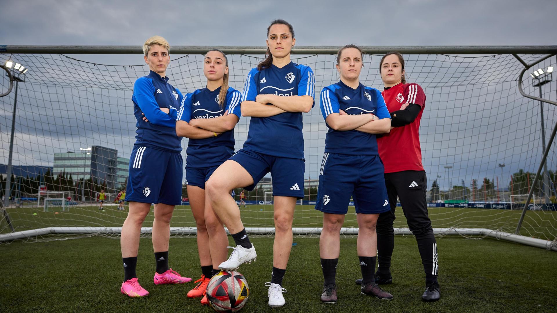 De izda. a dcha., Josune Urdániz, Iara Lacosta, Miriam Rivas, Vanessa Rodríguez y Maitane Zalba, las cinco jugadoras que sobreviven de los cinco intentos de ascenso anteriores.