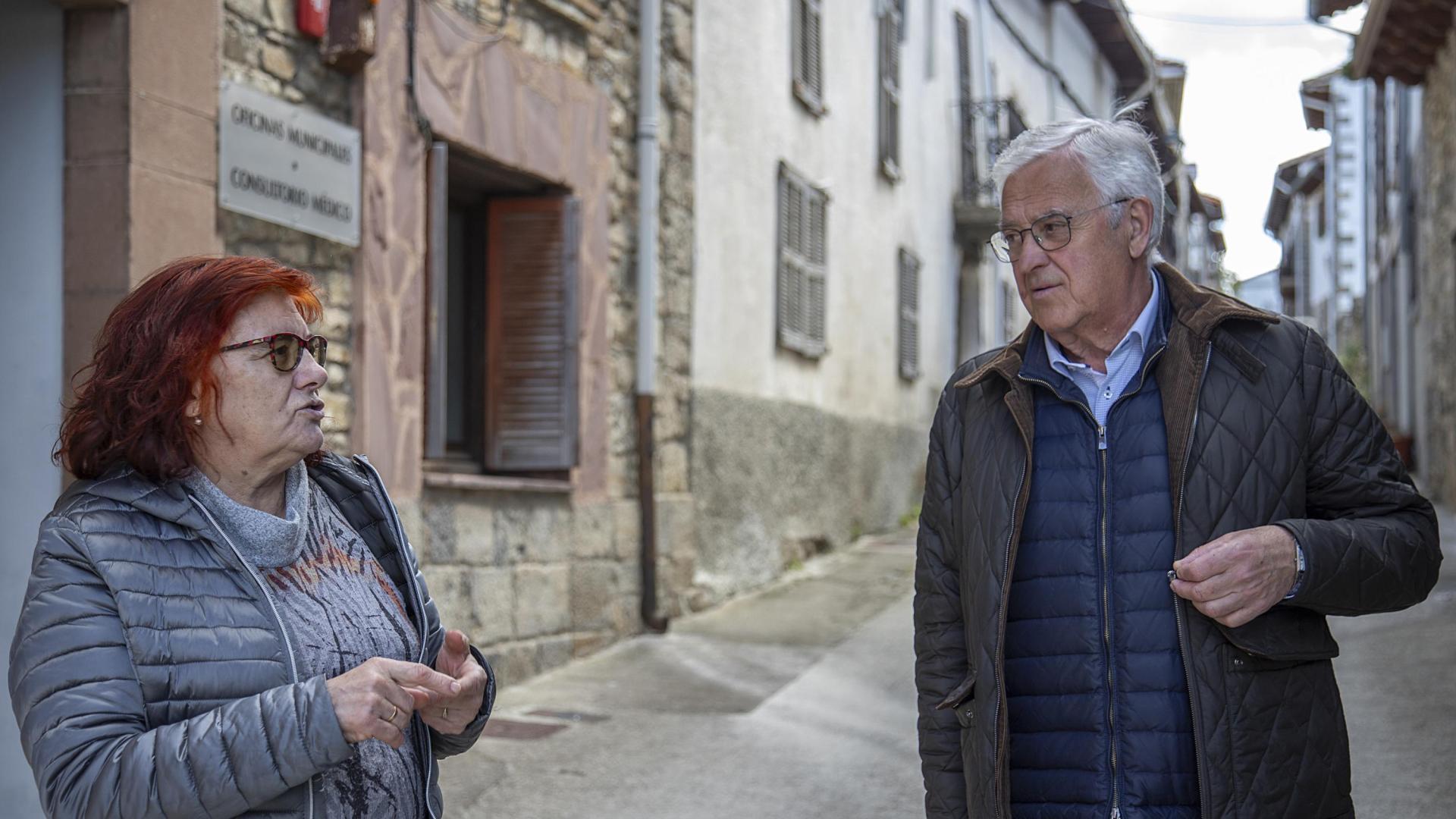 Mercedes Rodrigo Inchusta, presidenta del Concejo de Navascués, y Cruz Moriones Úriz, alcalde del Ayuntamiento de Navascués.