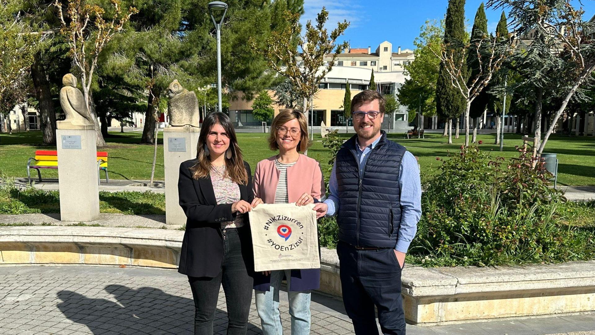El concejal Ales Mimentza y dos comerciantes presentan la campaña 'Yo en Zizur'