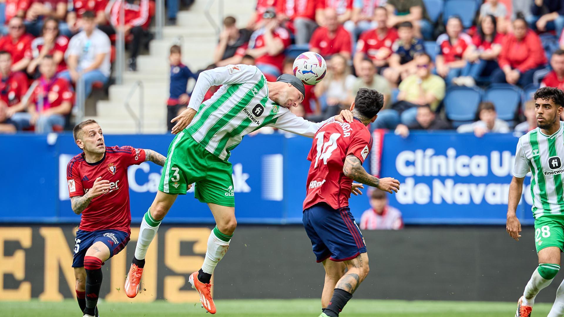 Fotos del Osasuna 0-2 Betis en El Sadar./