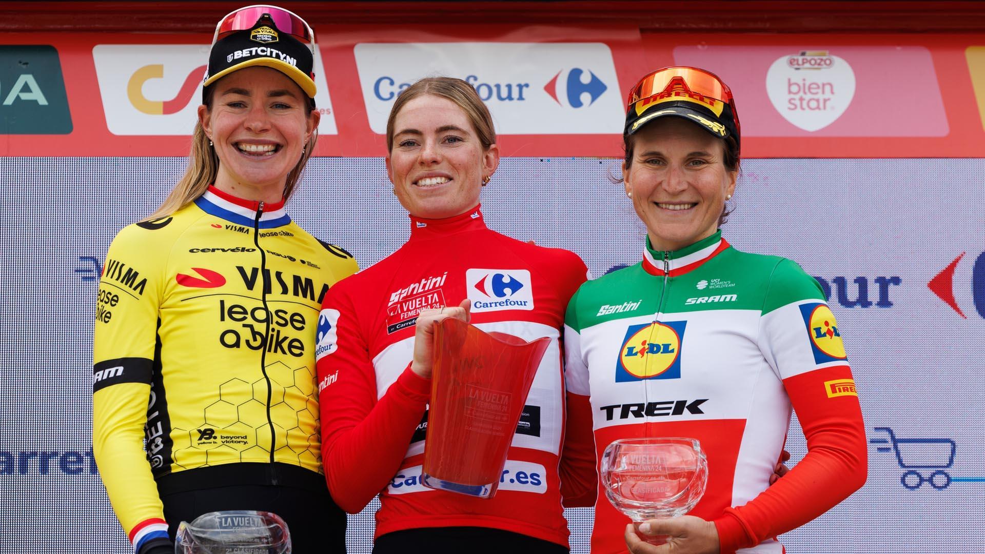 Vollering, en el centro, ganadora de la Vuelta Femenina 2024, posa en el podio junto a  Riejanne y Borghini.