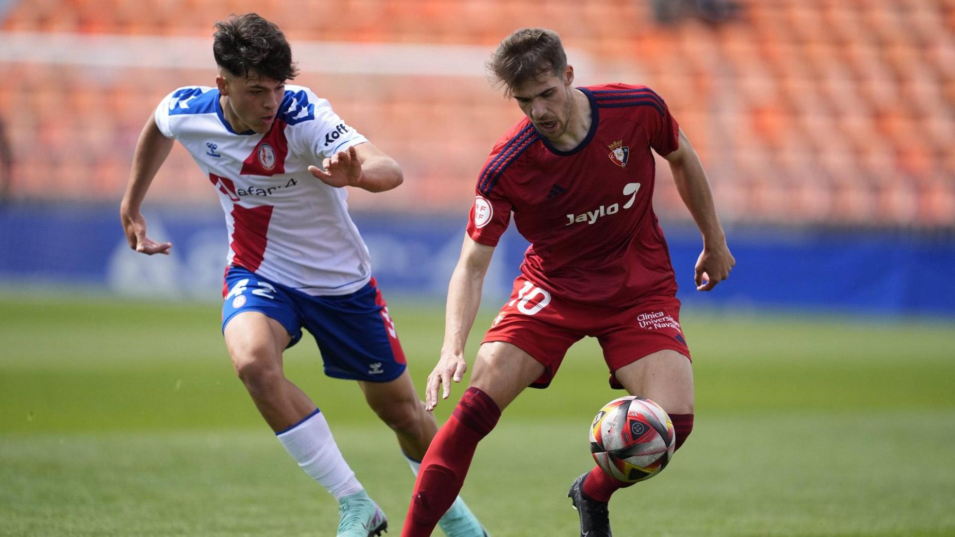 El extremo Ander Yoldi protege el balón ante la defensa de Javier Tejedor, del Rayo Majadahonda