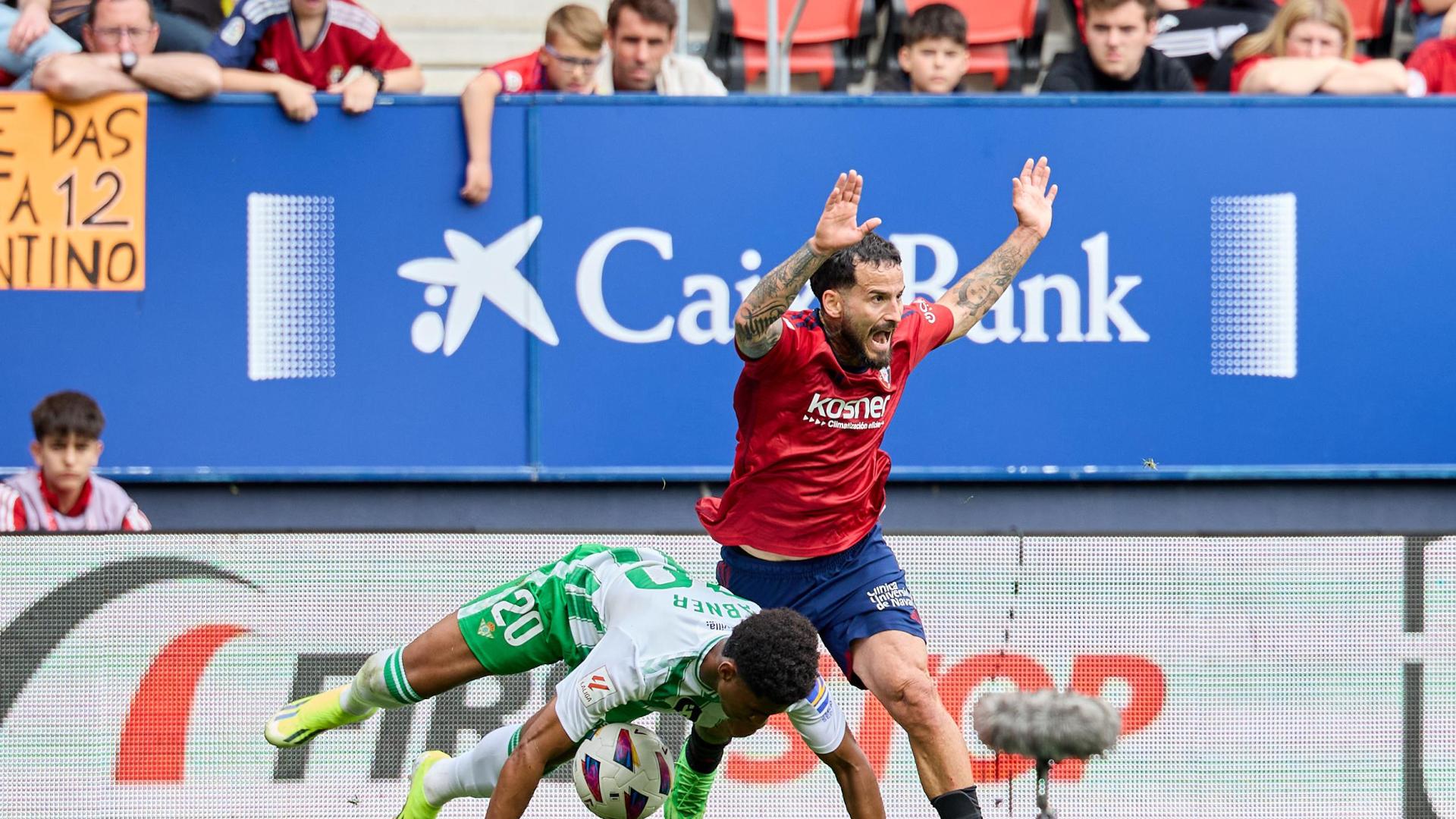 Rubén García protesta una mano de Abner en el Osasuna-Betis.