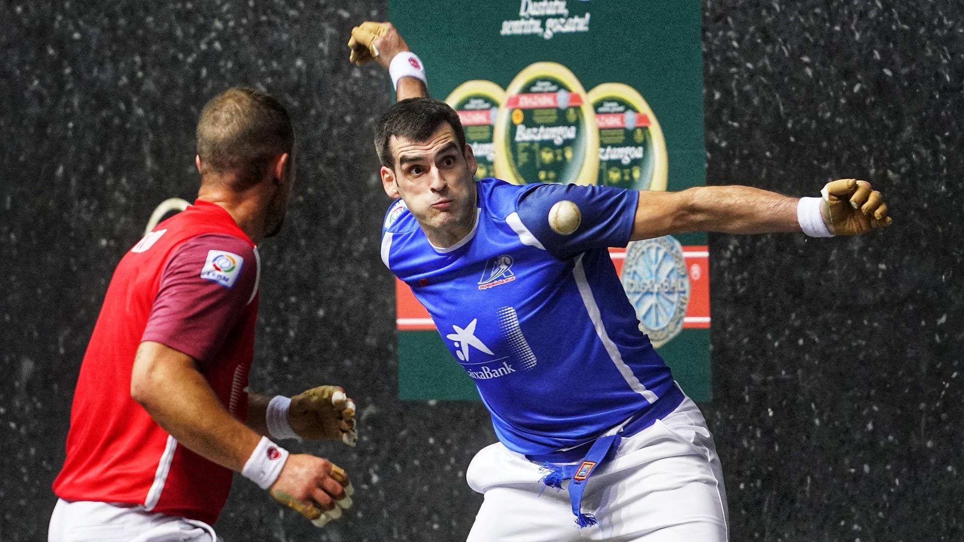 Joseba Ezkurdia le suelta a la pelota en presencia de Aitor Elordi, este domingo en el frontón Bizkaia