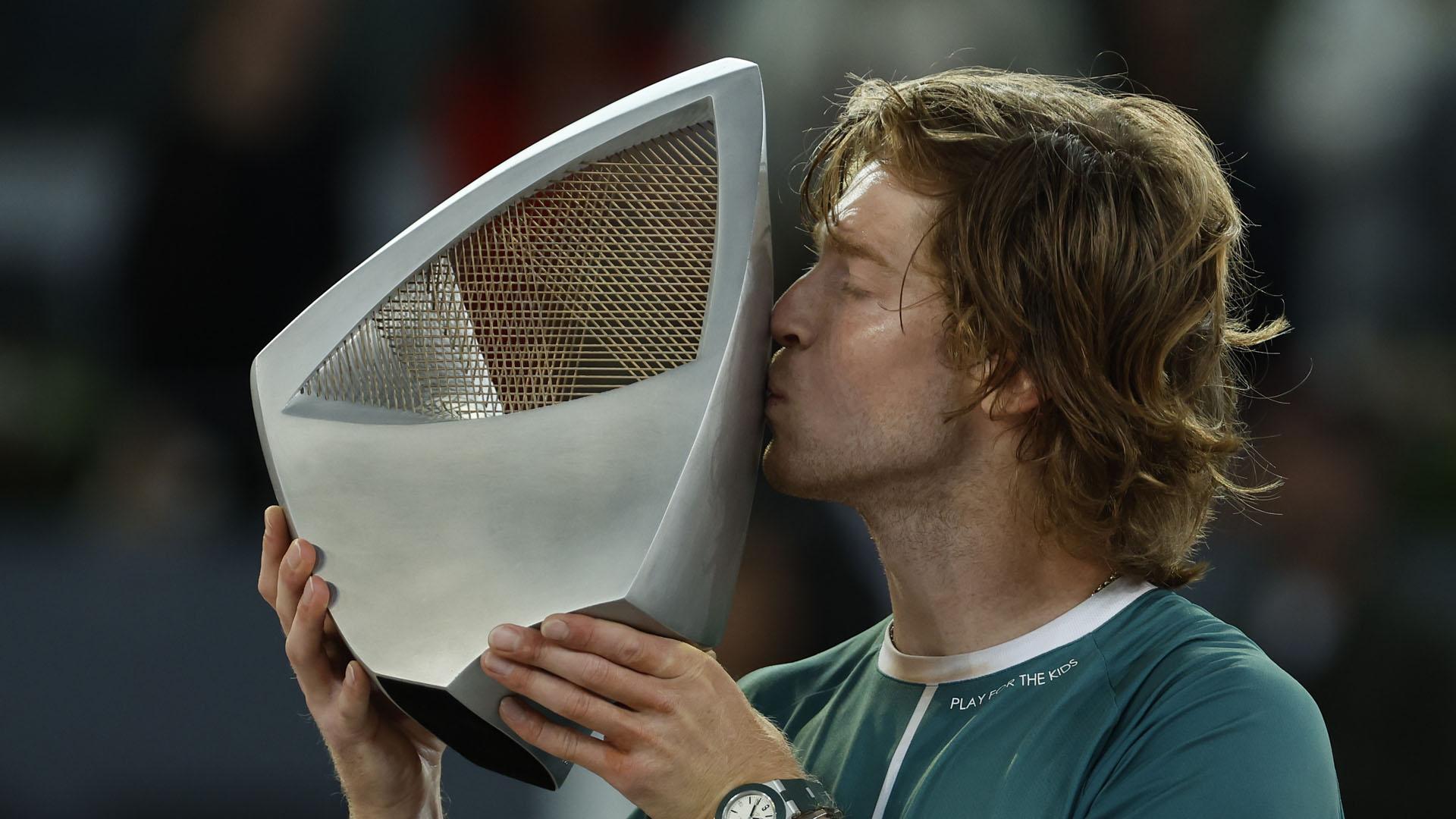Rublev besa el trofeo que le acredita como ganador del Mutua Madrid Open 2024