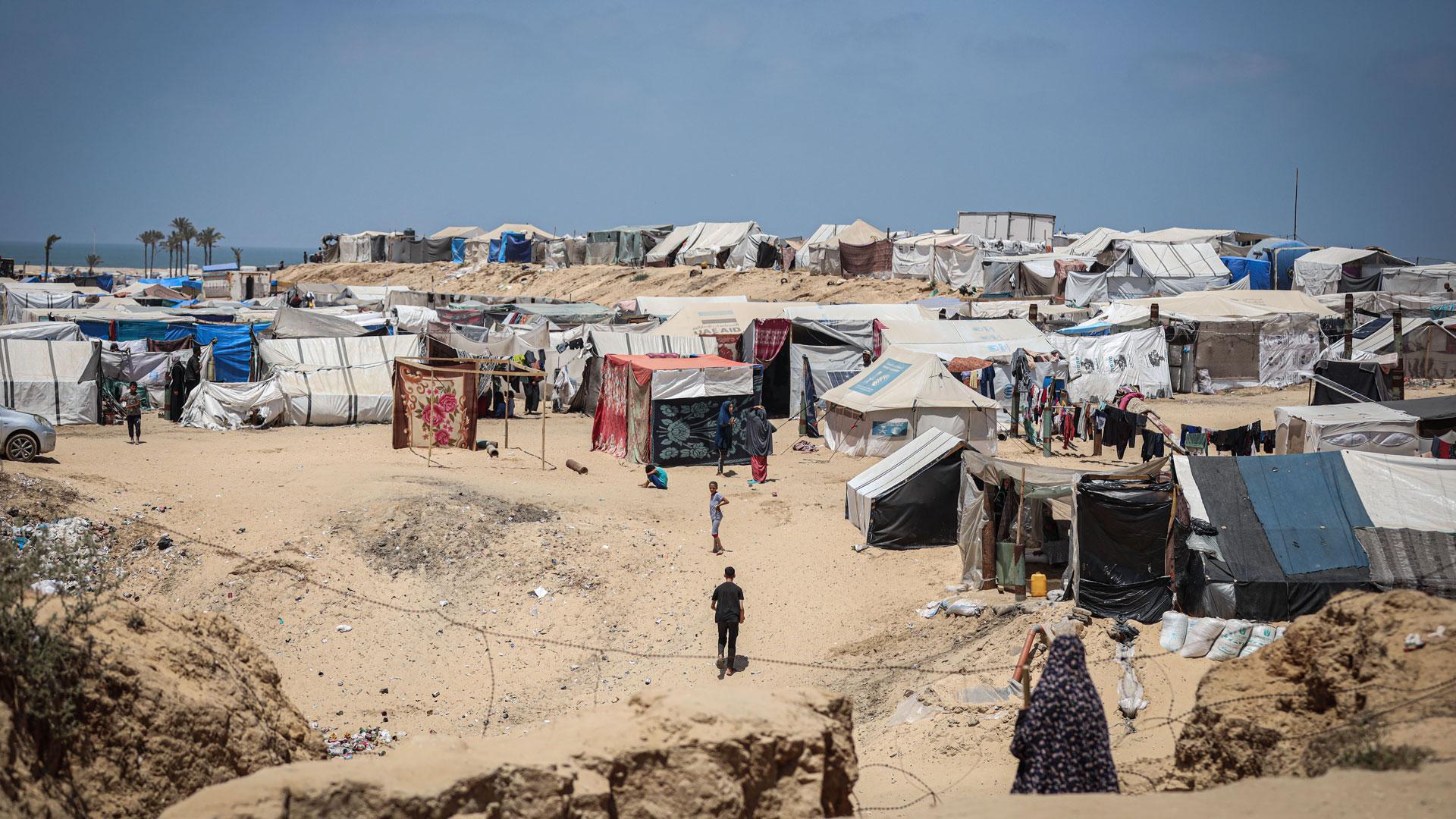 Tiendas de campaña en las que viven los palestinos desplazados en la ciudad de Rafah, en el sur de Gaza