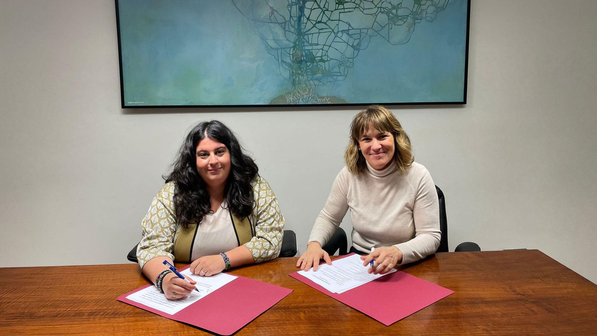 De izquierda a derecha: la presidenta de la Red Navarra de Lucha contra la Pobreza, Andrea Corera, y la directora general de Protección Social y Cooperación al Desarrollo, Inés Jiménez