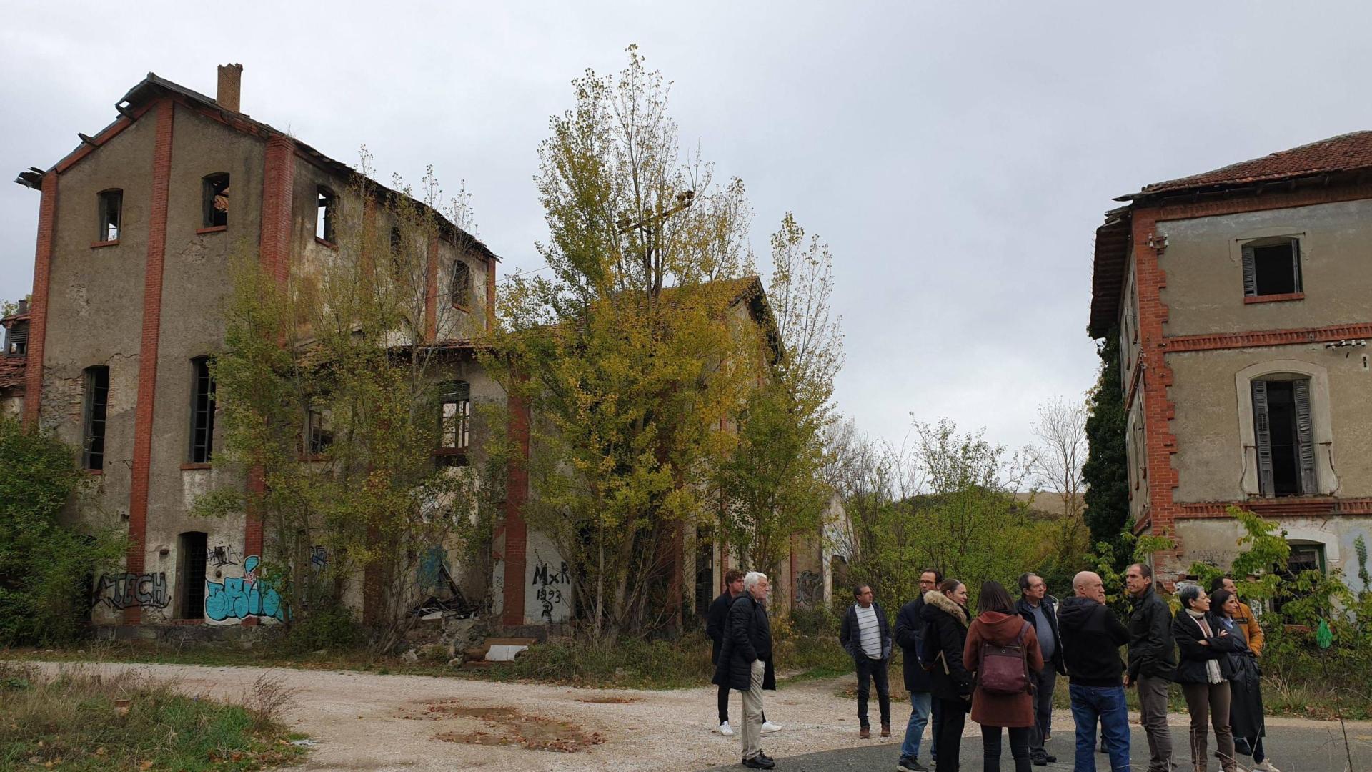 Visita parlamentaria a las ruinas del Barrio Aserradero de Ekai