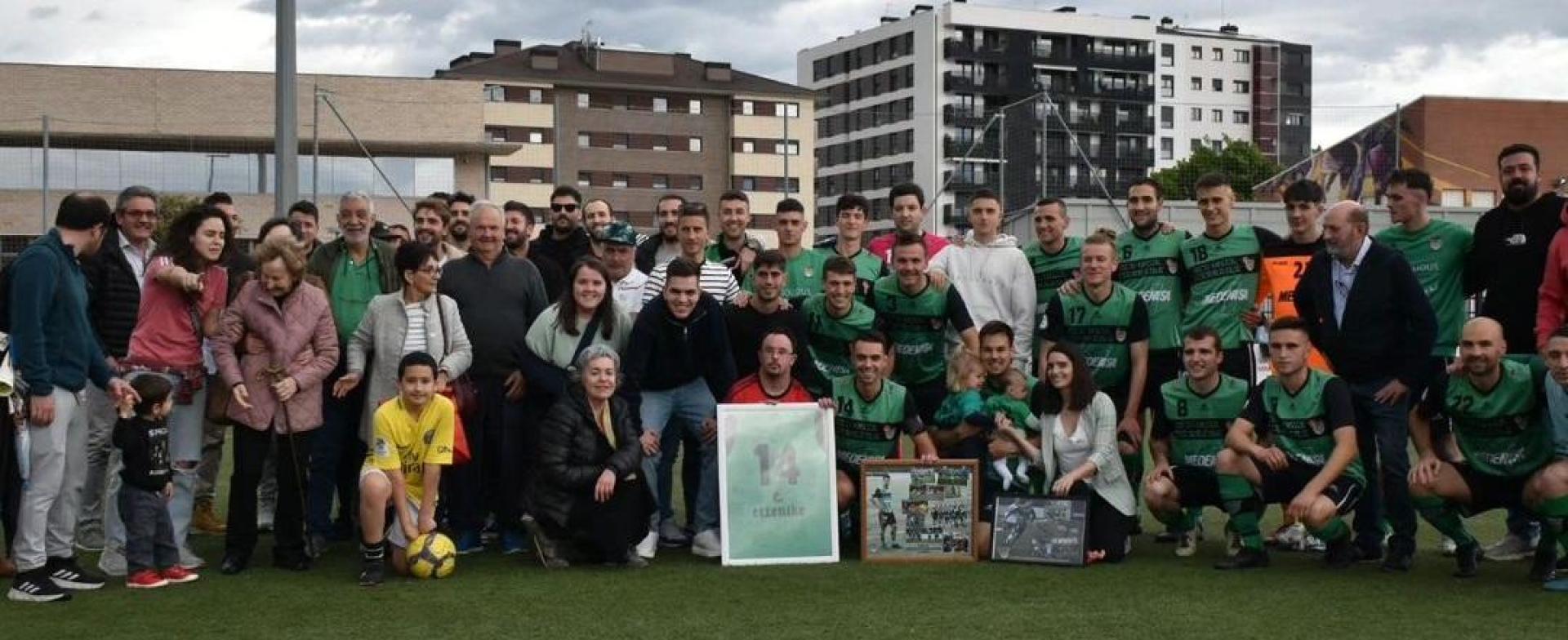 Foto de familia del Beti Onak para homenajear a Iker Tellería y Joseba Valencia