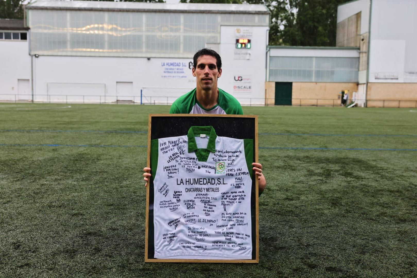 Miguel Iribarren, de Oberena, con la camiseta conmemorativa del conjunto manguiverde