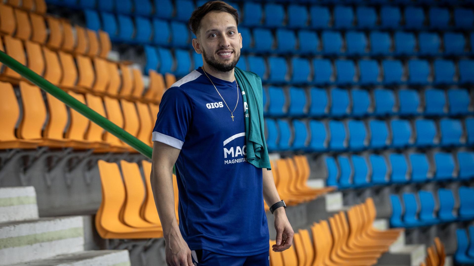 El ala brasileño Jhonatan Linhares pone fin a un ciclo de temporadas con la camise de Osasuna Magna