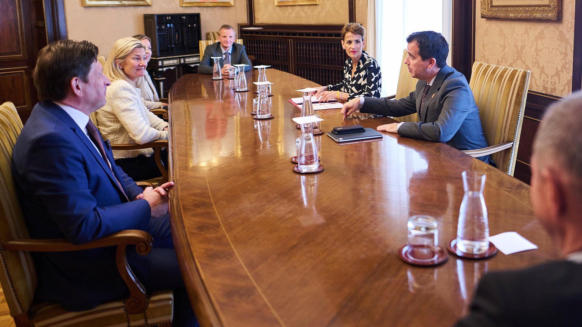 El consejero Mikel Irujo y la presidenta María Chivite, en su encuentro con la presidenta de Volvo Buses, Anna Westerberg (chaqueta blanca).