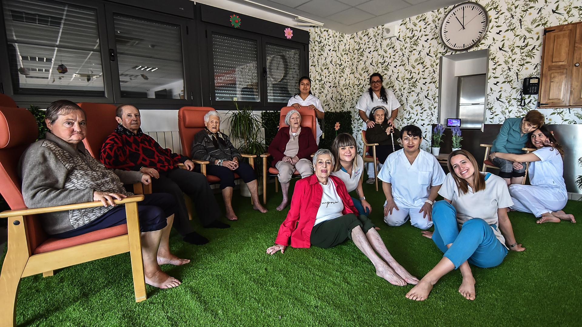 Varias residentes con parte del equipo de trabajadoras ayer por la mañana en el jardín interior de la residencia de Funes.