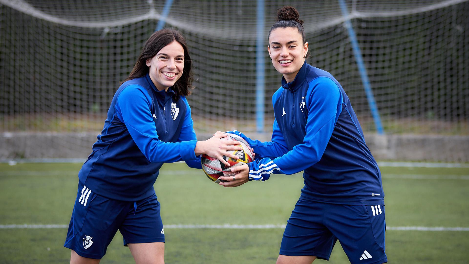Carmen Sobrón y Ainhoa Guallar, ayer en los campos anexos de Tajonar tras el entrenamiento de recuperación. El equipo regresó y fue directo a las instalaciones.