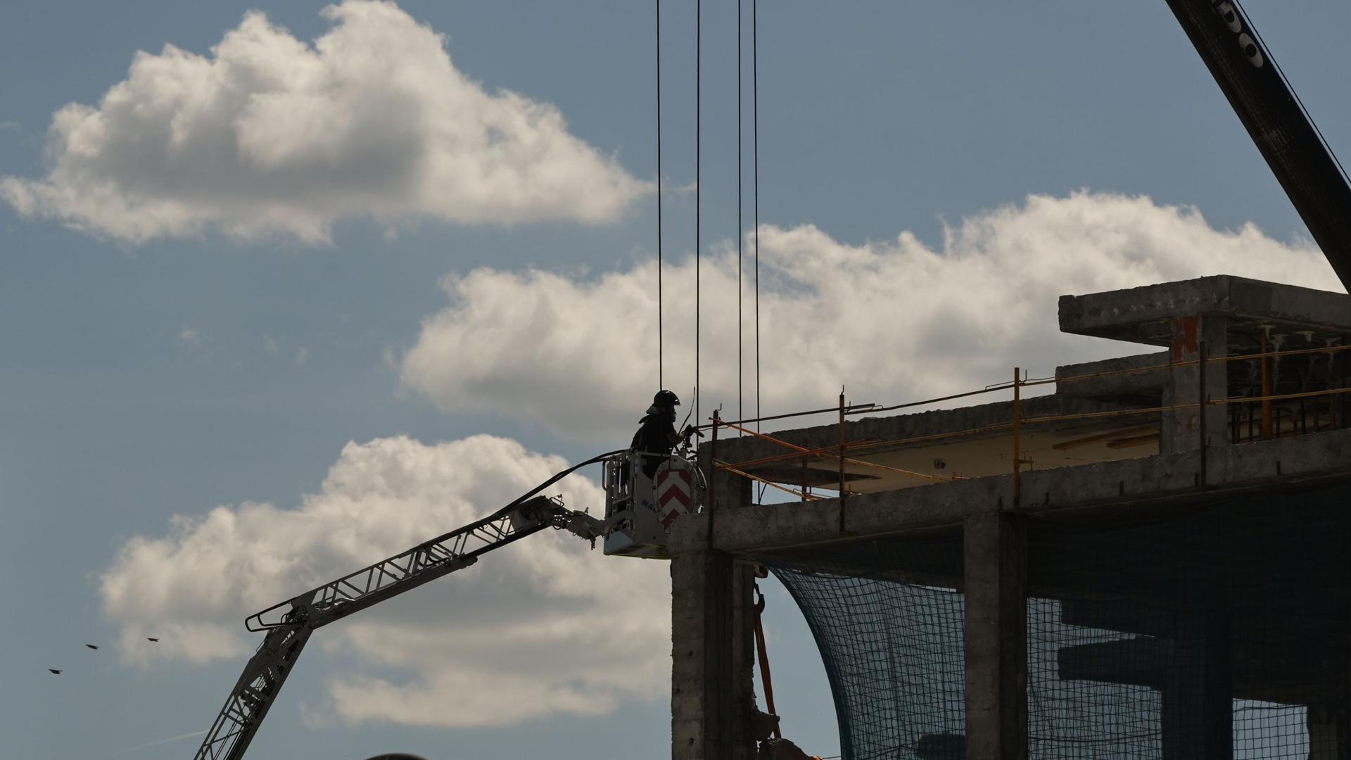 Efectivos de bomberos trabajan en el edificio que ha sufrido el derrumbe