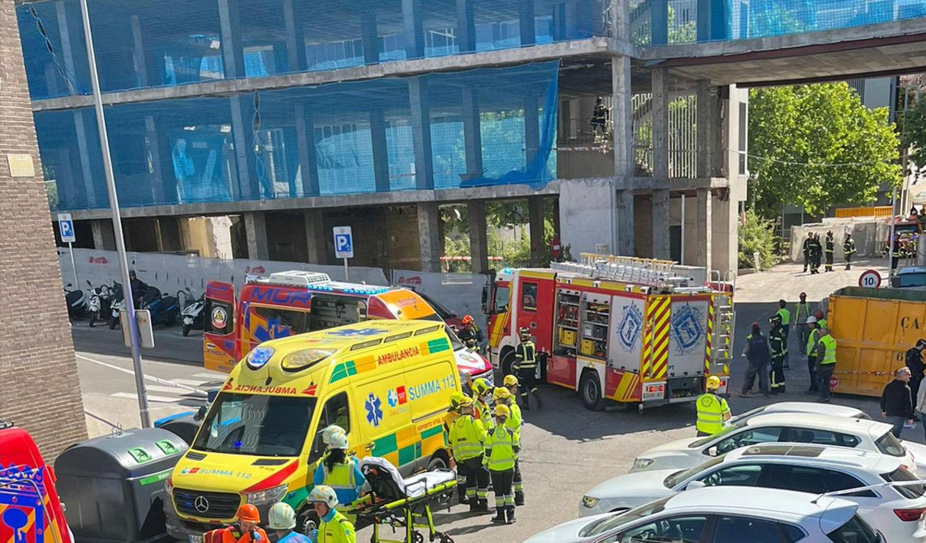 Dos trabajadores se encuentran atrapados tras al caer el forjado de un edificio que estaba siendo rehabilitado