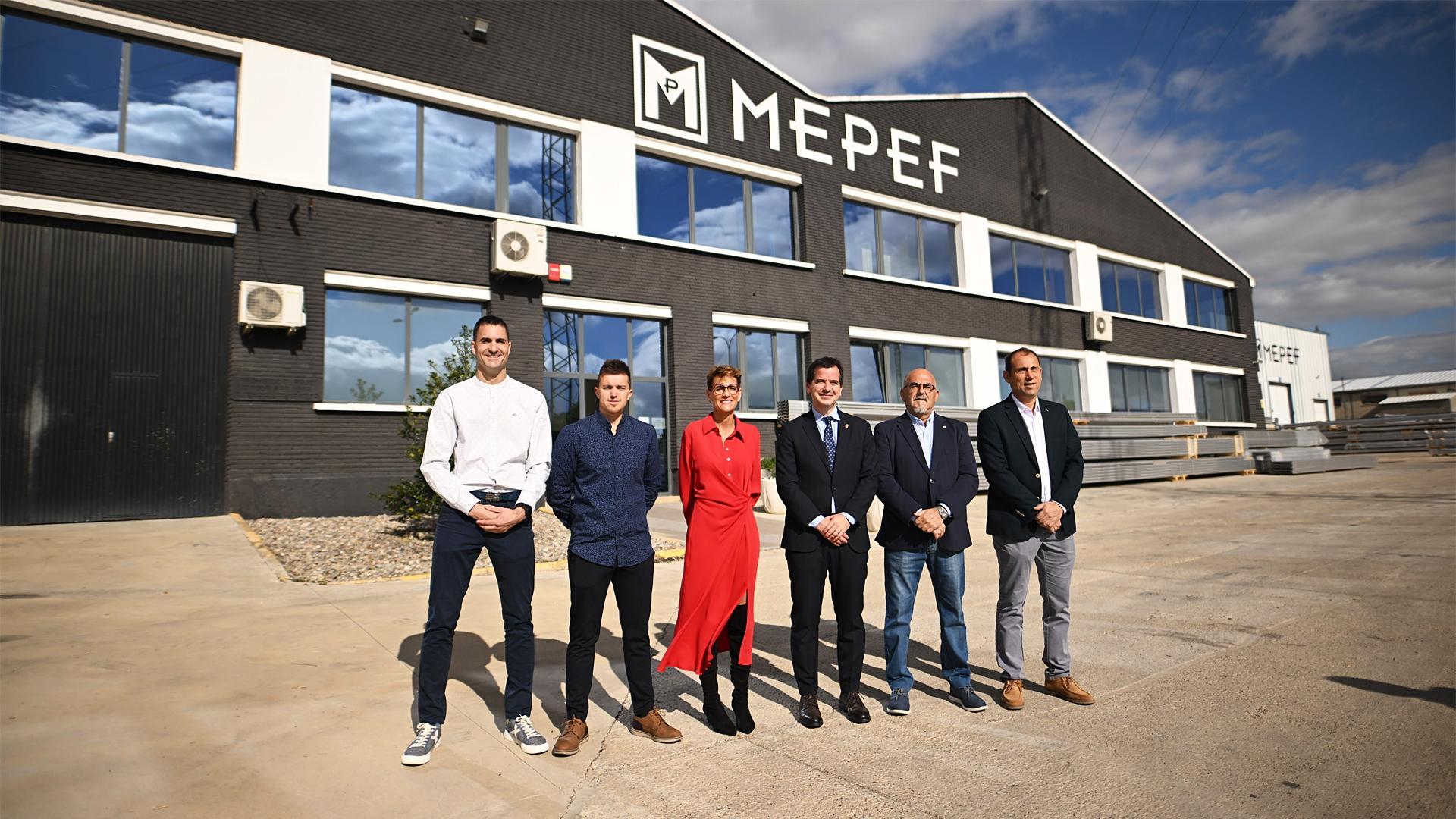 Las autoridades, con la presidenta Chivite y el consejero Irujo, en el exterior de la empresa Mepef