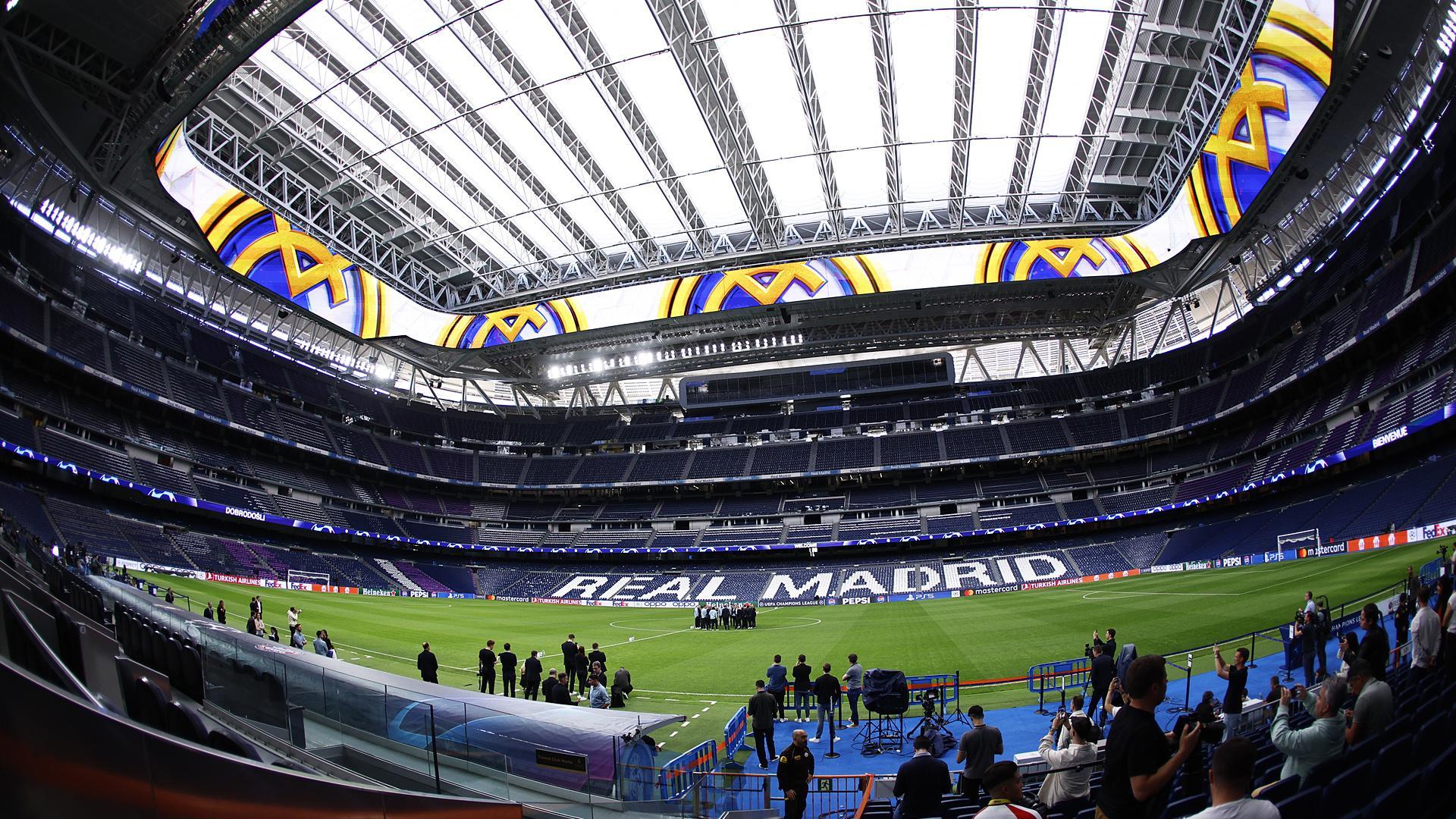 Los jugadores del Bayern sobre el césped del Santiago Bernabéu en la previa del choque de vuelta