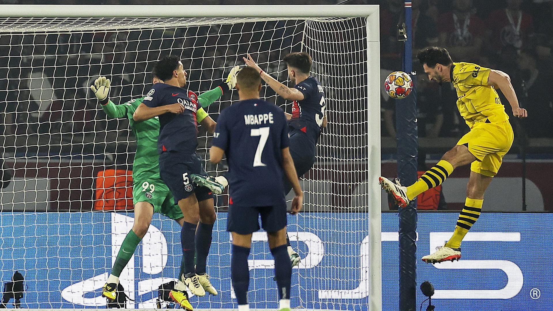 Con este cabezazo anotó Hummels el tanto que dio el triunfo al conjunto alemán en el feudo del PSG