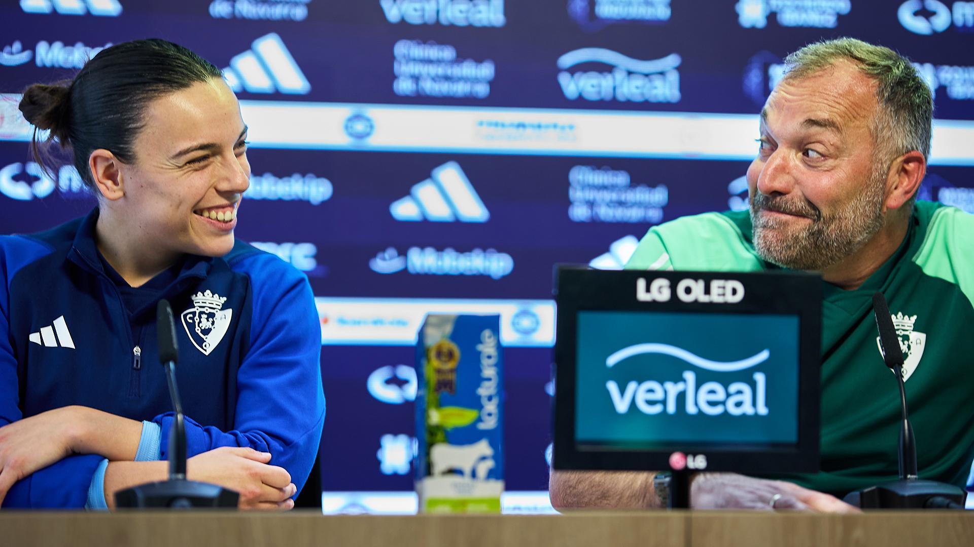 Sonrisa de complicidad entre Carmen Sobrón y Josu Domínguez.