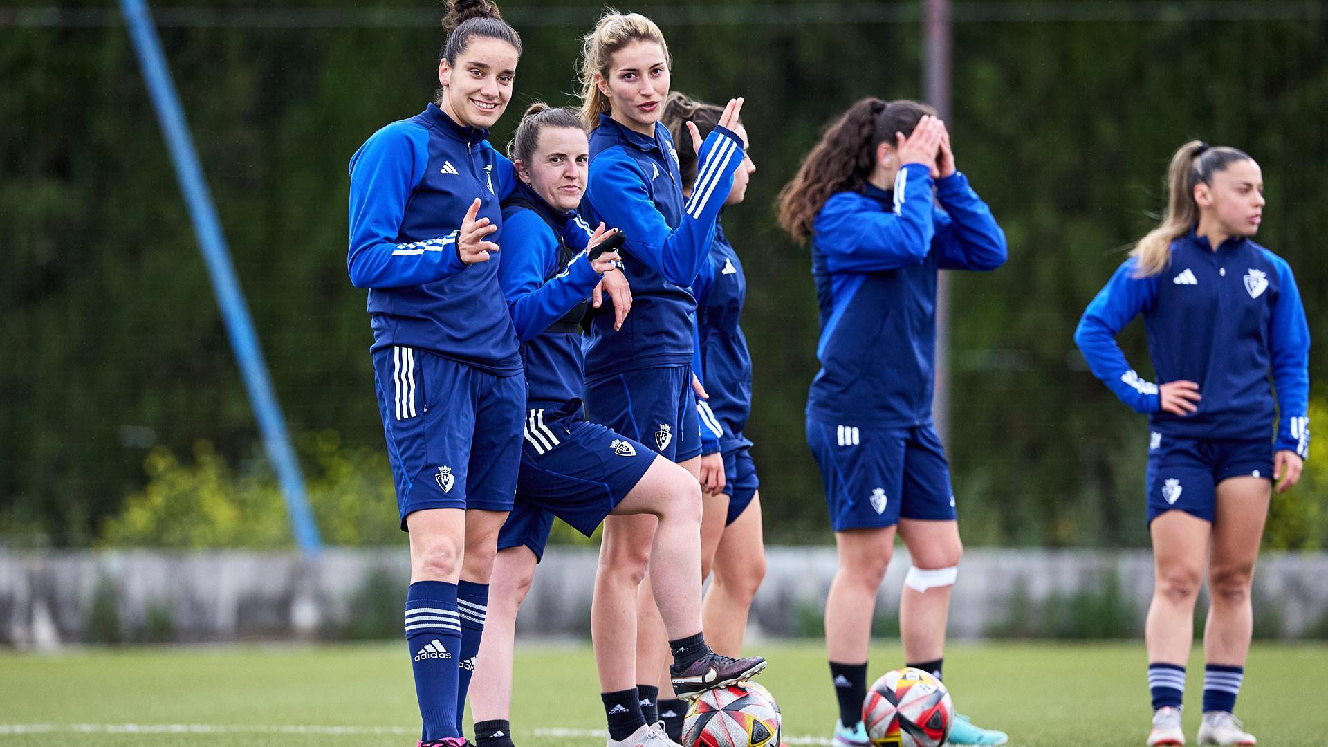 Maite Valero, Vanessa Rodríguez y Elena Valej bromean con el fotógrafo durante la sesión de ayer en los anexos de Tajonar