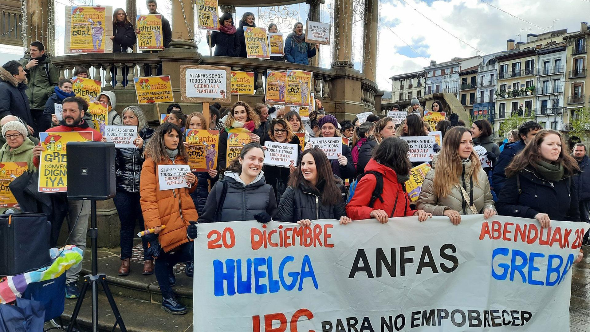 Concentración en Pamplona de trabajadoras de Anfas en la jornada de huelga que tuvo lugar en diciembre