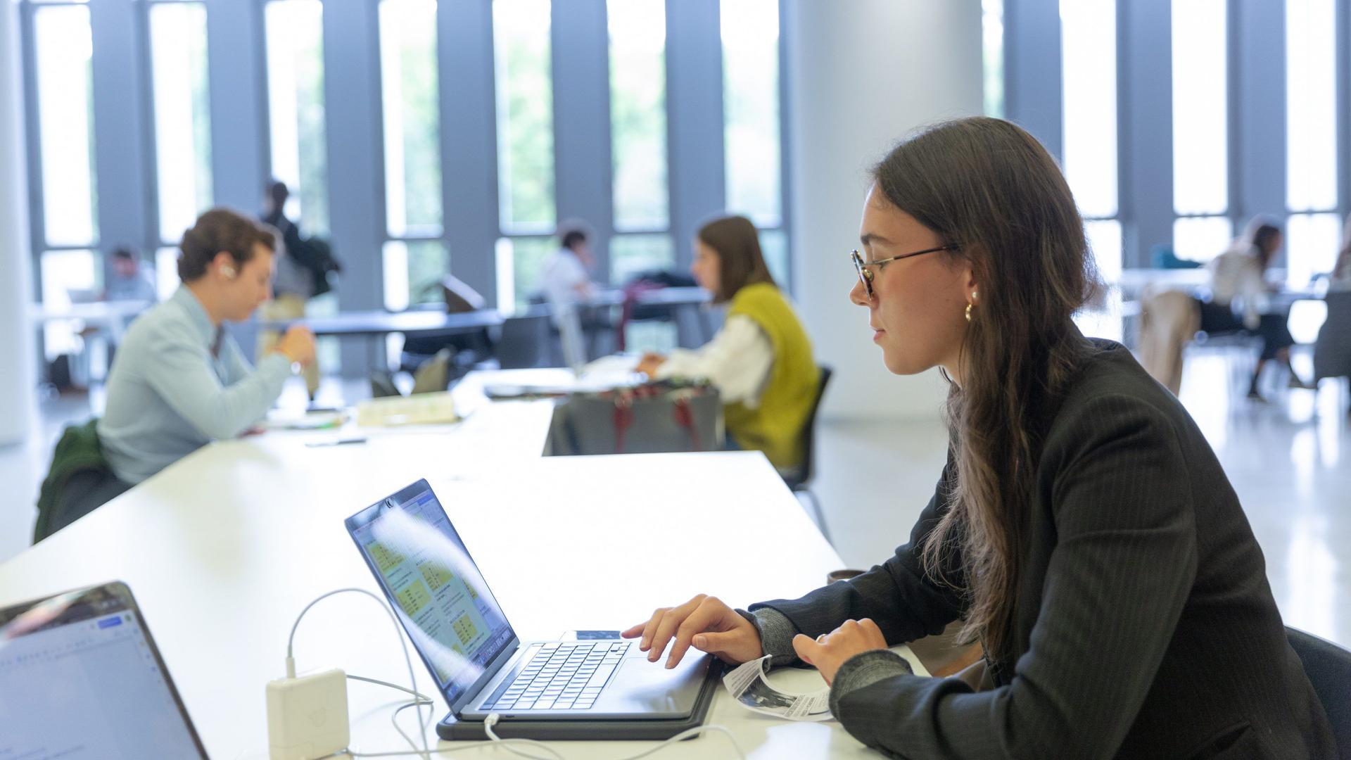 Imagen de una alumna de la Universidad de Navarra