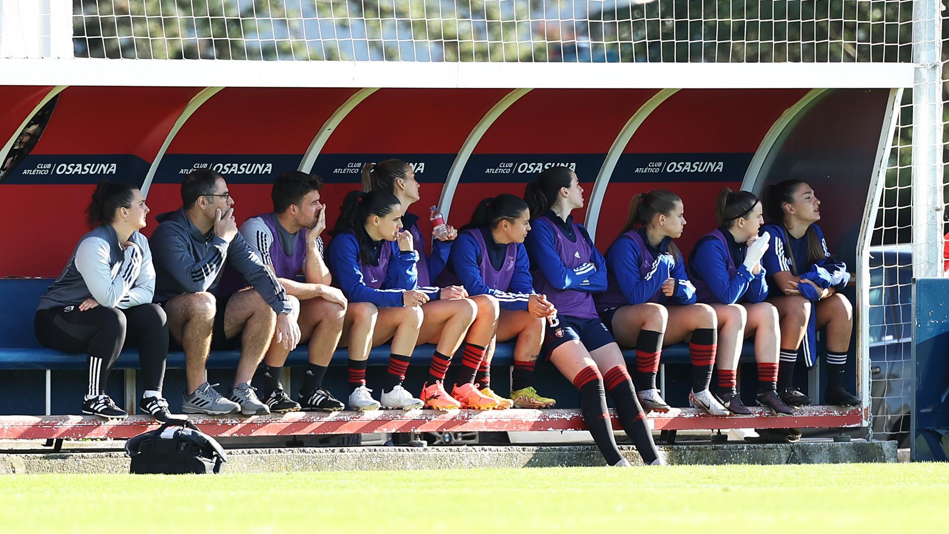 Las jugadoras rojillas del banquillo observan una jugada del choque de vuelta del playoff por el ascenso contra el Alhama.