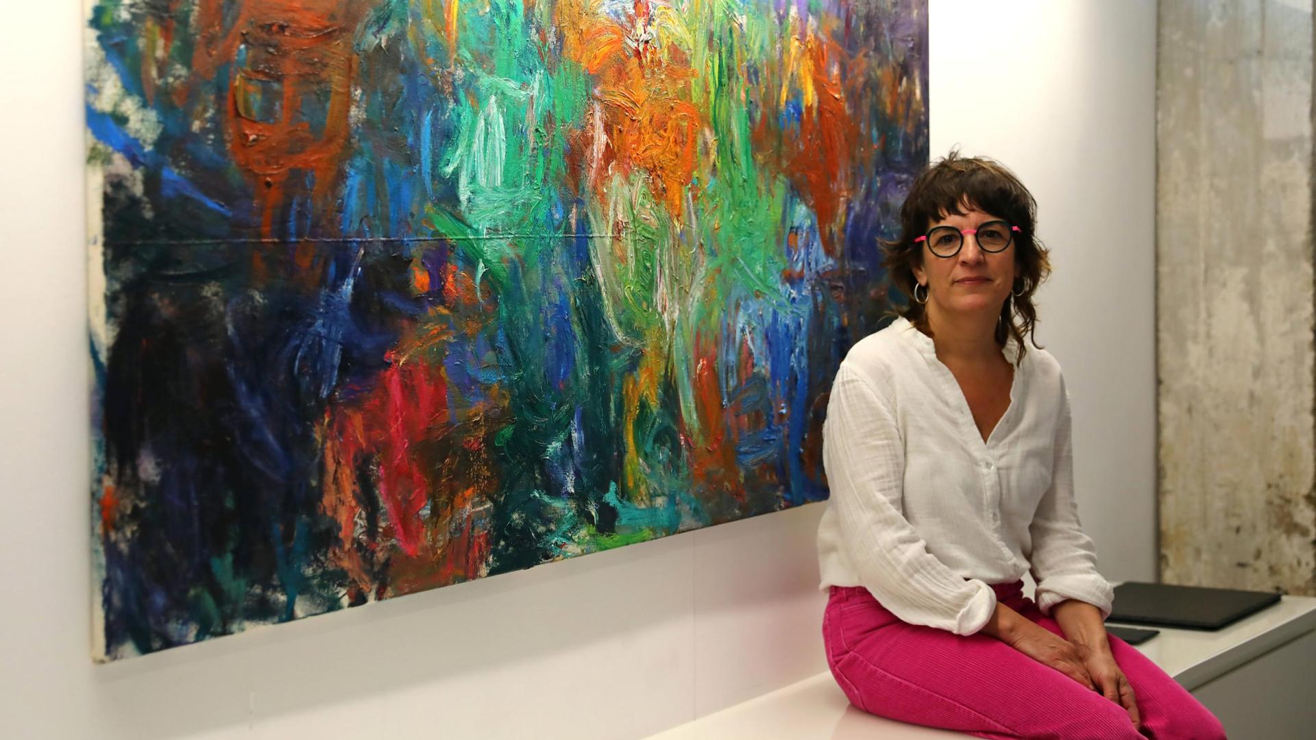 Oaia Peruarena, junto a una de sus obras
