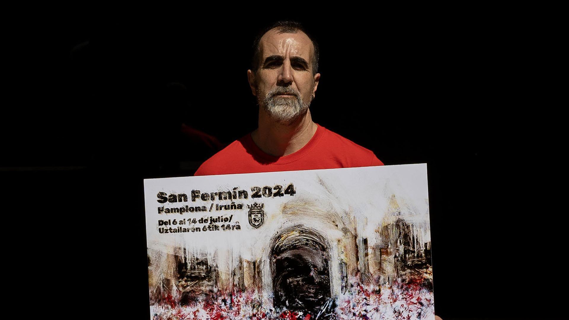 Ángel Blanco Egoskozabal posa con ‘Gaiteros’, el cartel vencedor.