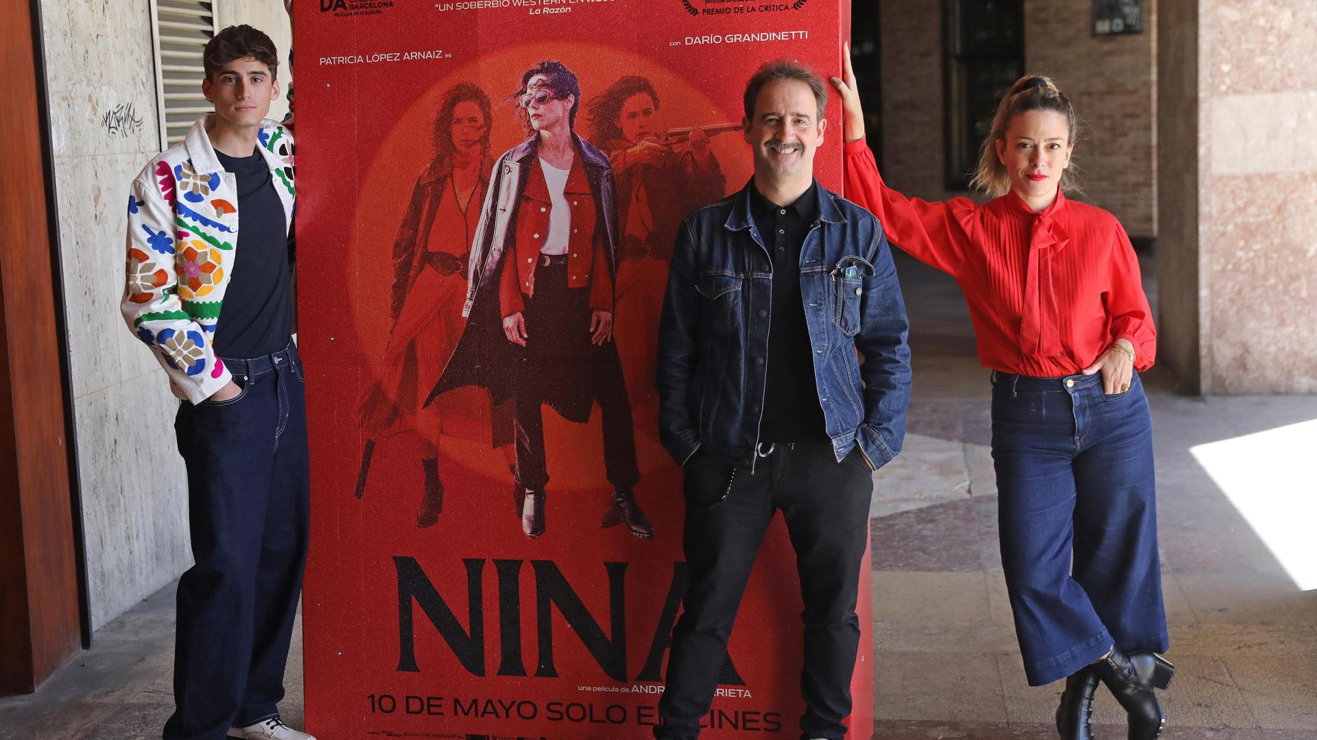 Daniel Vitallé, Iñigo Aranburu y Andrea Jaurrieta con el póster de la película
