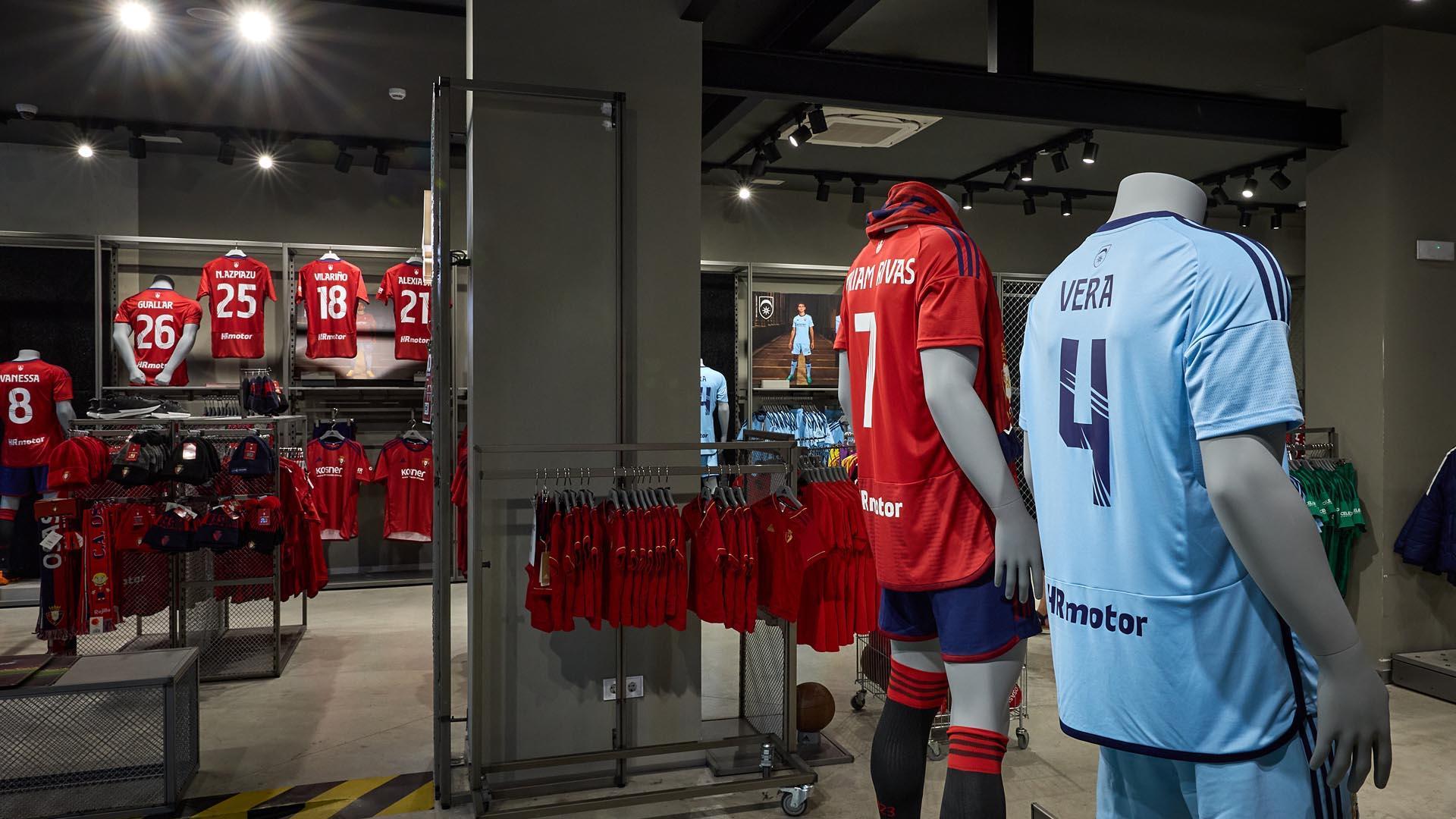 Camisetas con los nombres de las jugadoras de Osasuna Femenino en la tienda del club