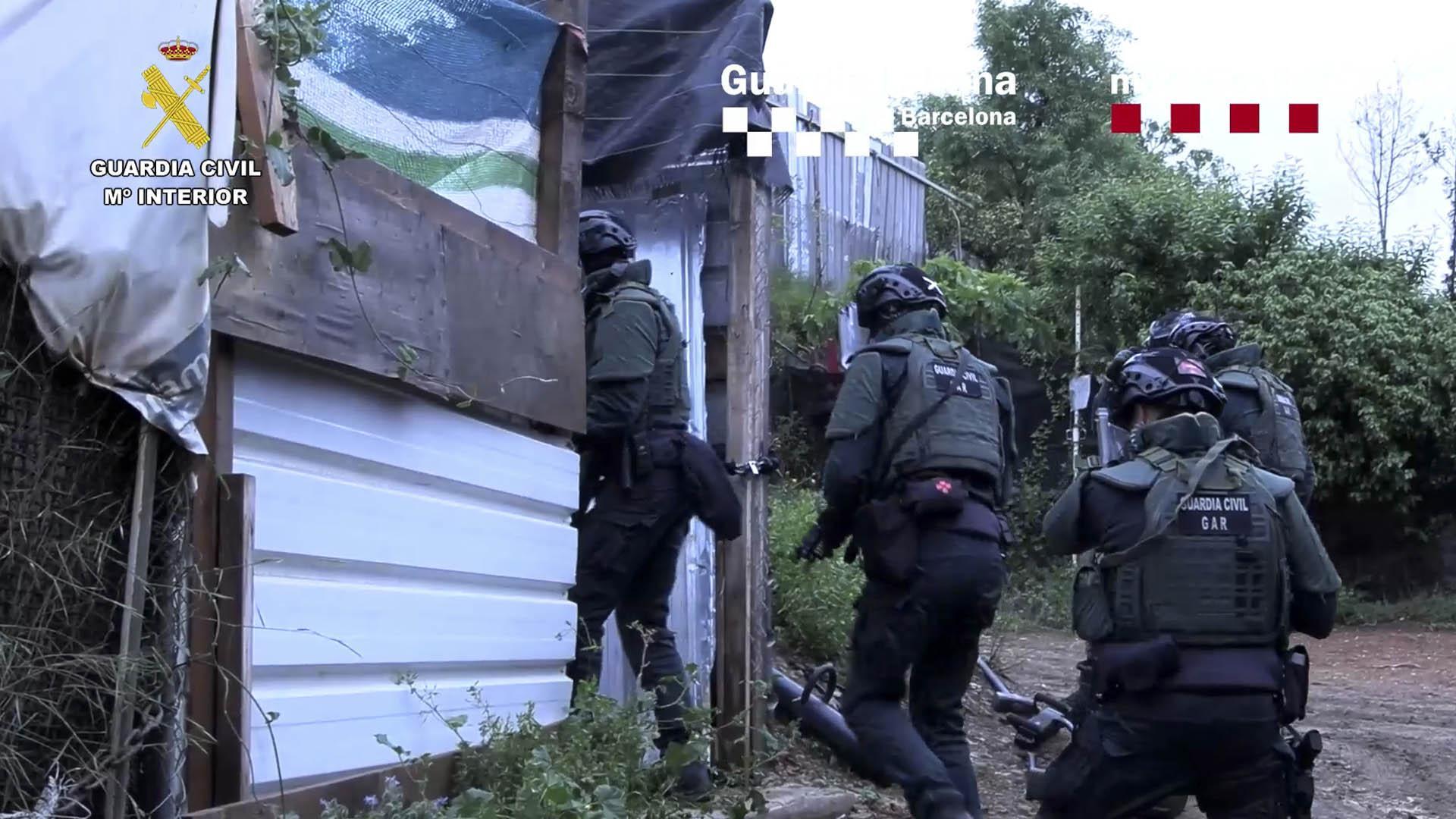 Agentes de la Guardia Civil, durante uno de los registros practicados
