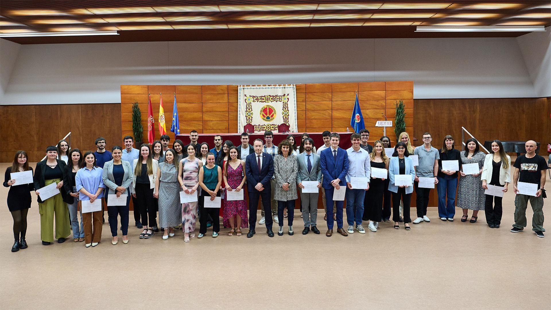 Estudiantes con los mejores expedientes de grado y máster posan con el rector, Ramón Gonzalo, y la vicerrectora Cristina Bayona (centro)