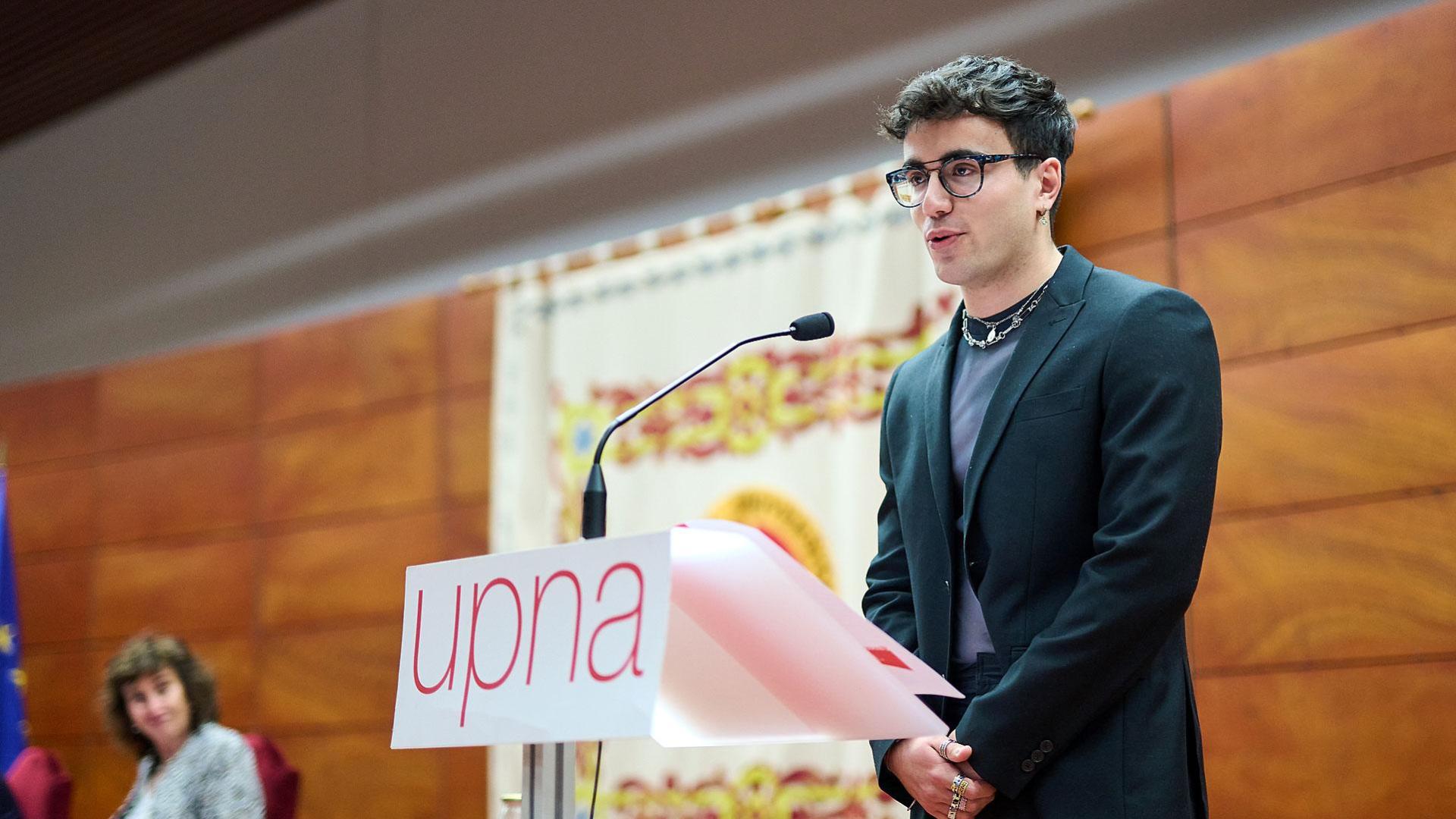 Nicolás Magarín, mejor expediente en el grado en Psicología, durante su intervención en nombre de los estudiantes premiados