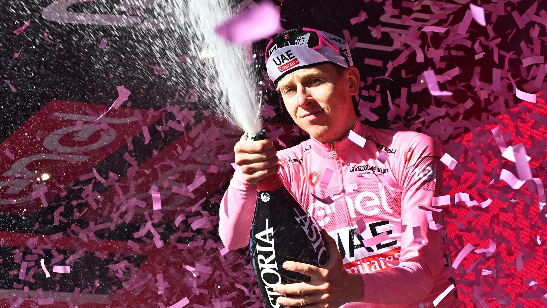 Tadej Pogacar celebra la maglia rosa