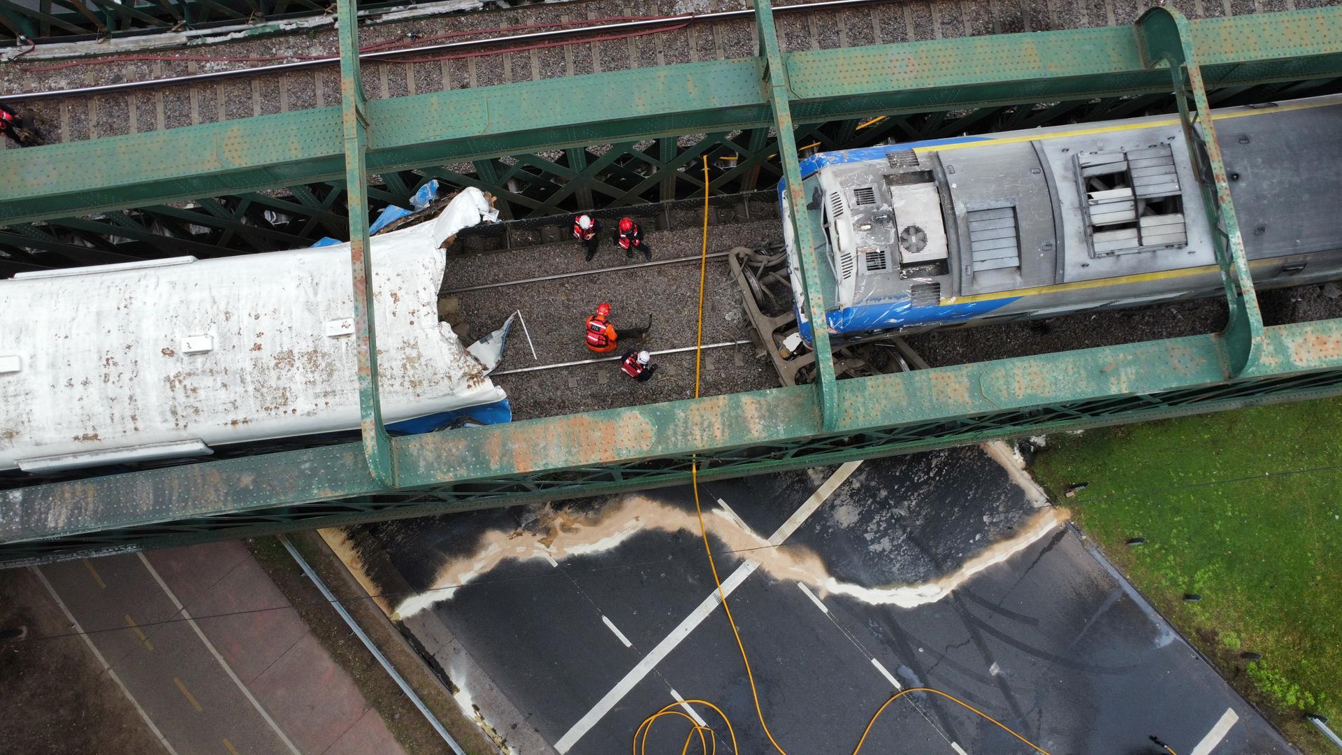 Fotografía aérea del lugar donde chocó el tren de pasajeros y la locomotora estacionada