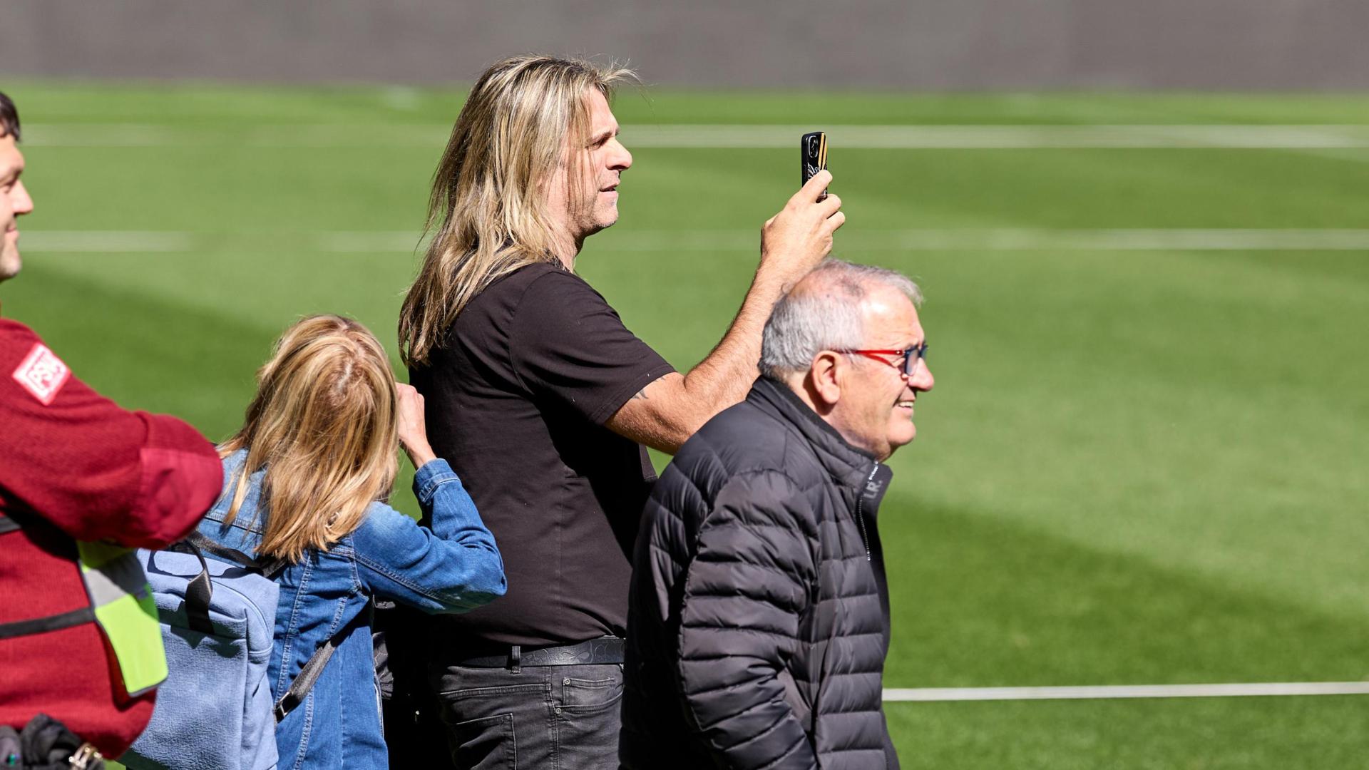 César Muniáin, presidente de Fundación Osasuna Femenino, junto a Luis Sabalza en El Sadar durante el acto de ‘Aula Rojilla’.