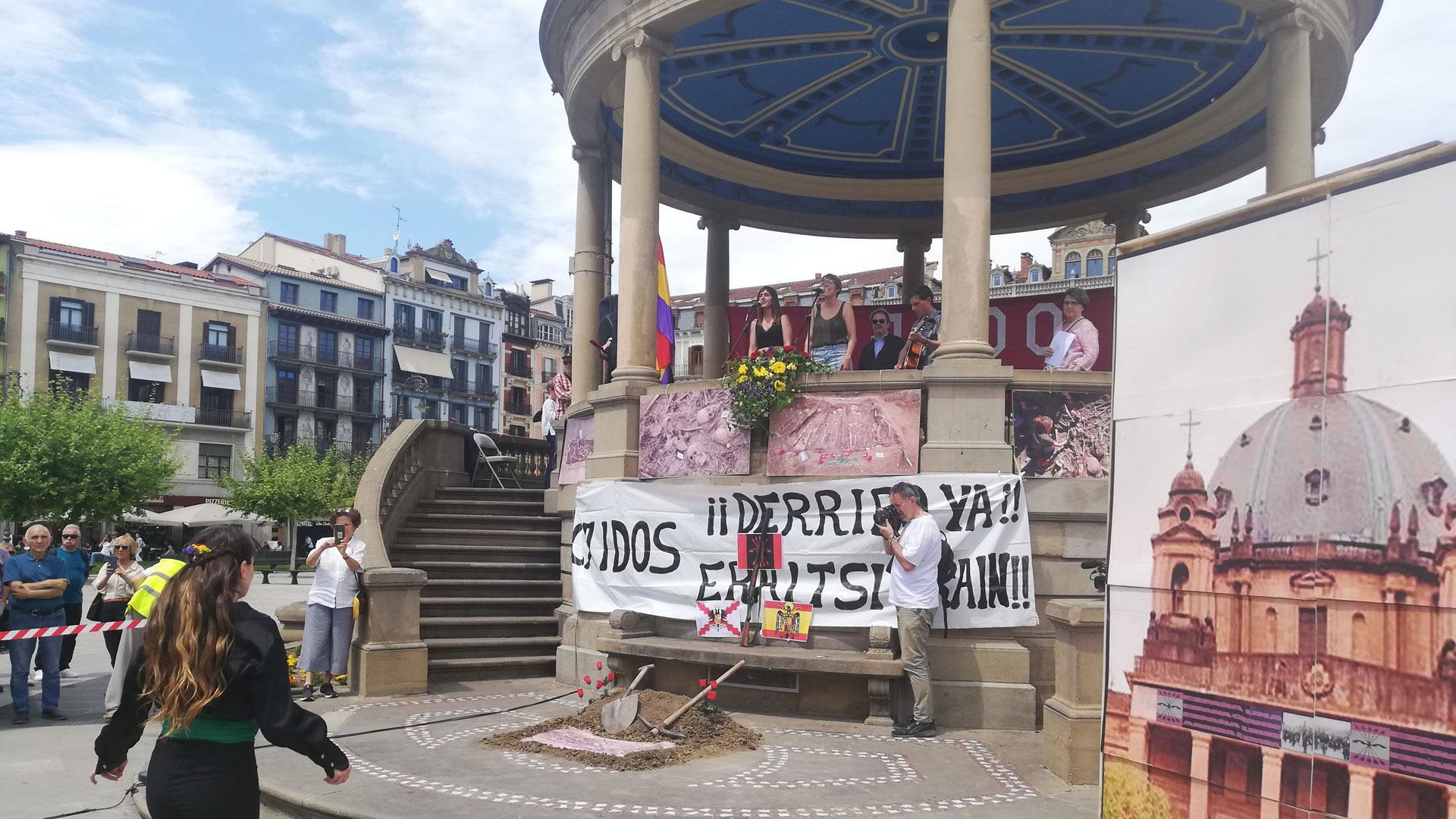 Acto de homenaje en la Plaza del Castillo