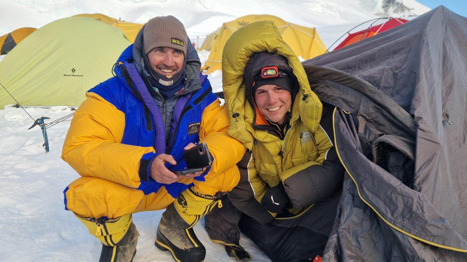 Óscar Fernández y Gonzalo Fernández -posando en la foto en el Base del Makalu- buscarán en la madrugada de este domingo 12 de mayo la cima en el Makalu