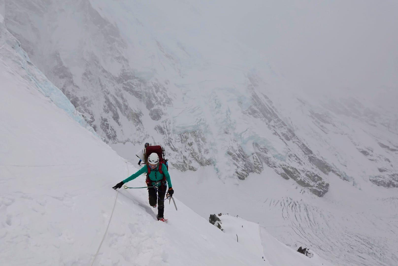 la pamplonesa Uxue Murolas, ascendiendo por las laderas del Kangchenjunga