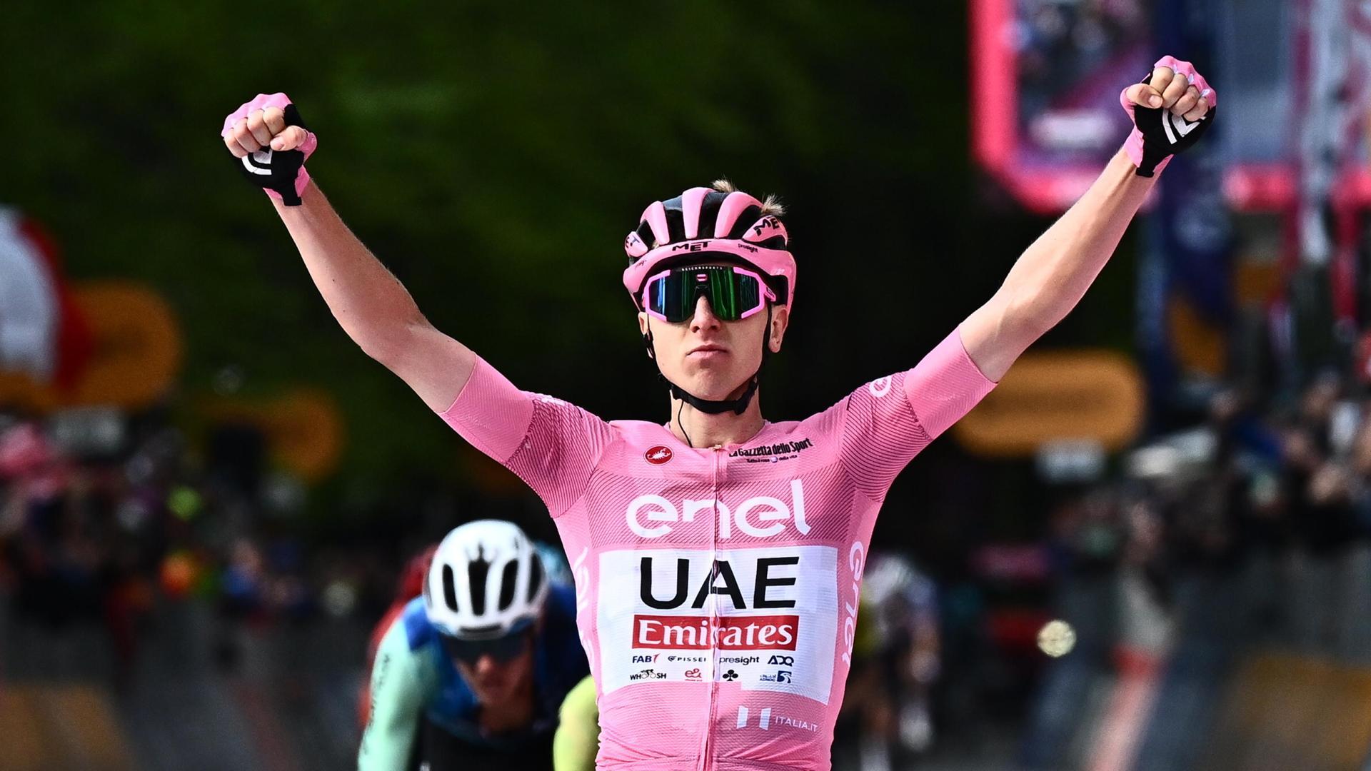 Pogacar impone la fuerza de la maglia rosa con triplete en Prati di Tivo