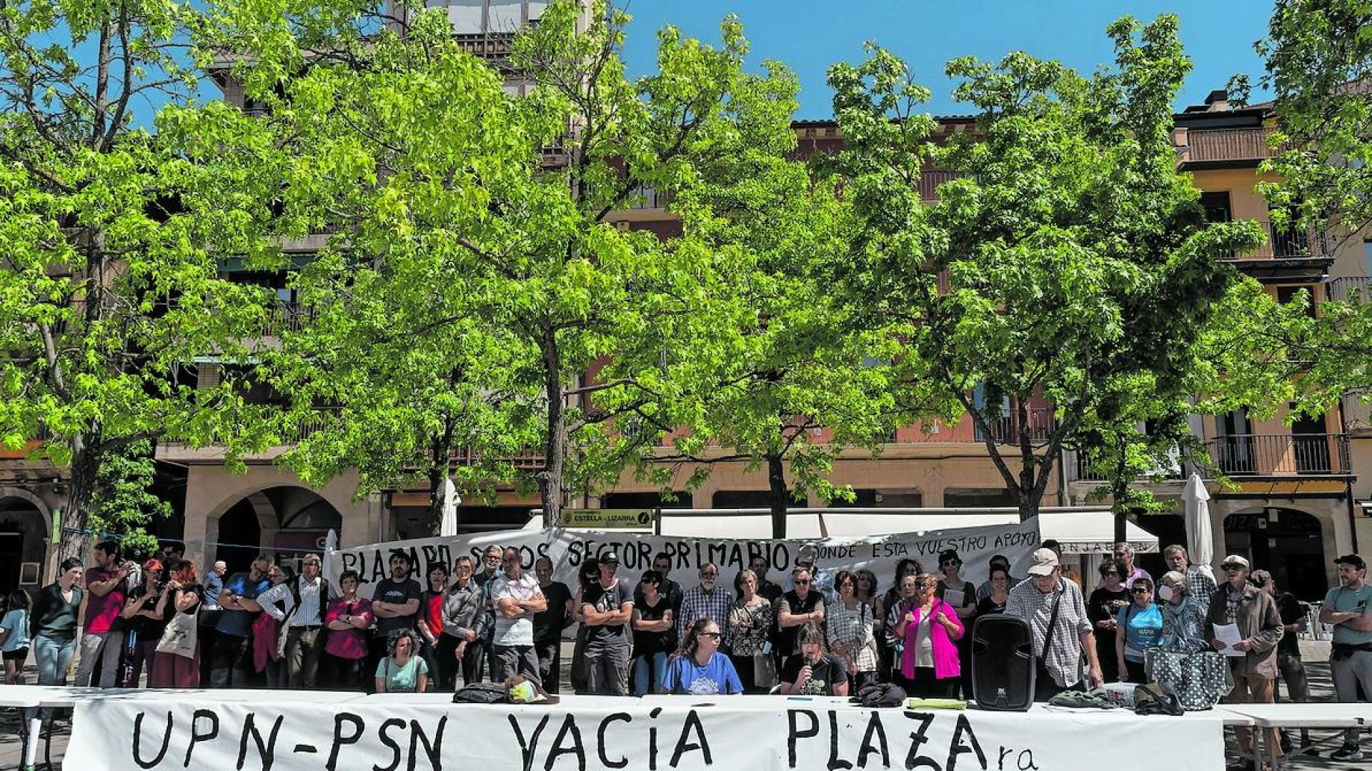 Representantes de la Asociación de pequeños productores y productoras este sábado en la plaza