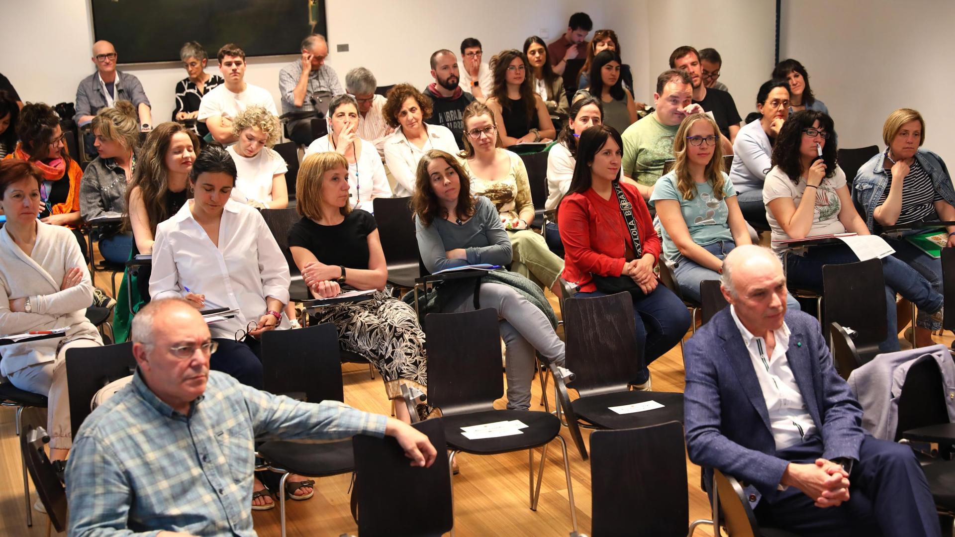 Vista general del público que ha asisitió ayer a las ponencias en el Parlamento de Navarra