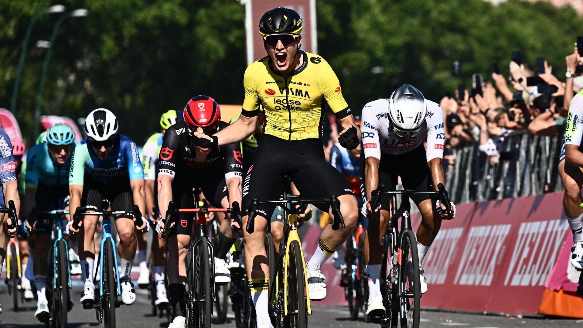 Olav Kooij, del Team Visma Lease, celebra su victoria en la meta de Nápoles