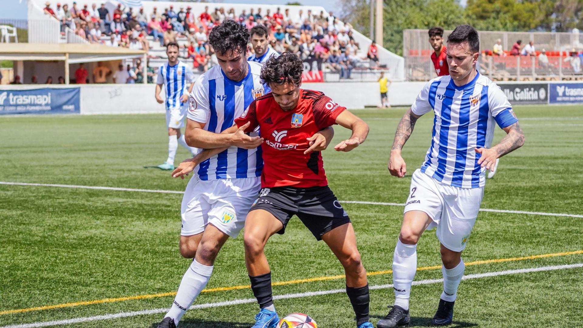 Mahugo y Eneko Martínez tratan de frenar el avance de un jugador del Formentera