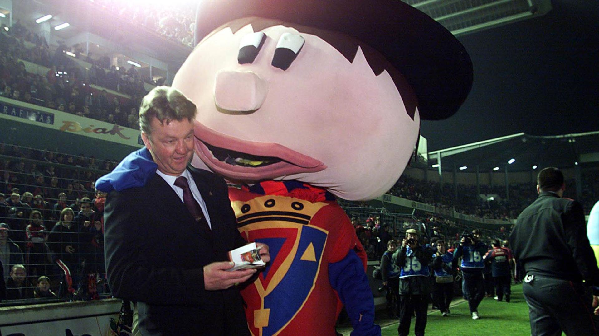 La mascota junto a Louis van Gaal en la Copa en el año 2000