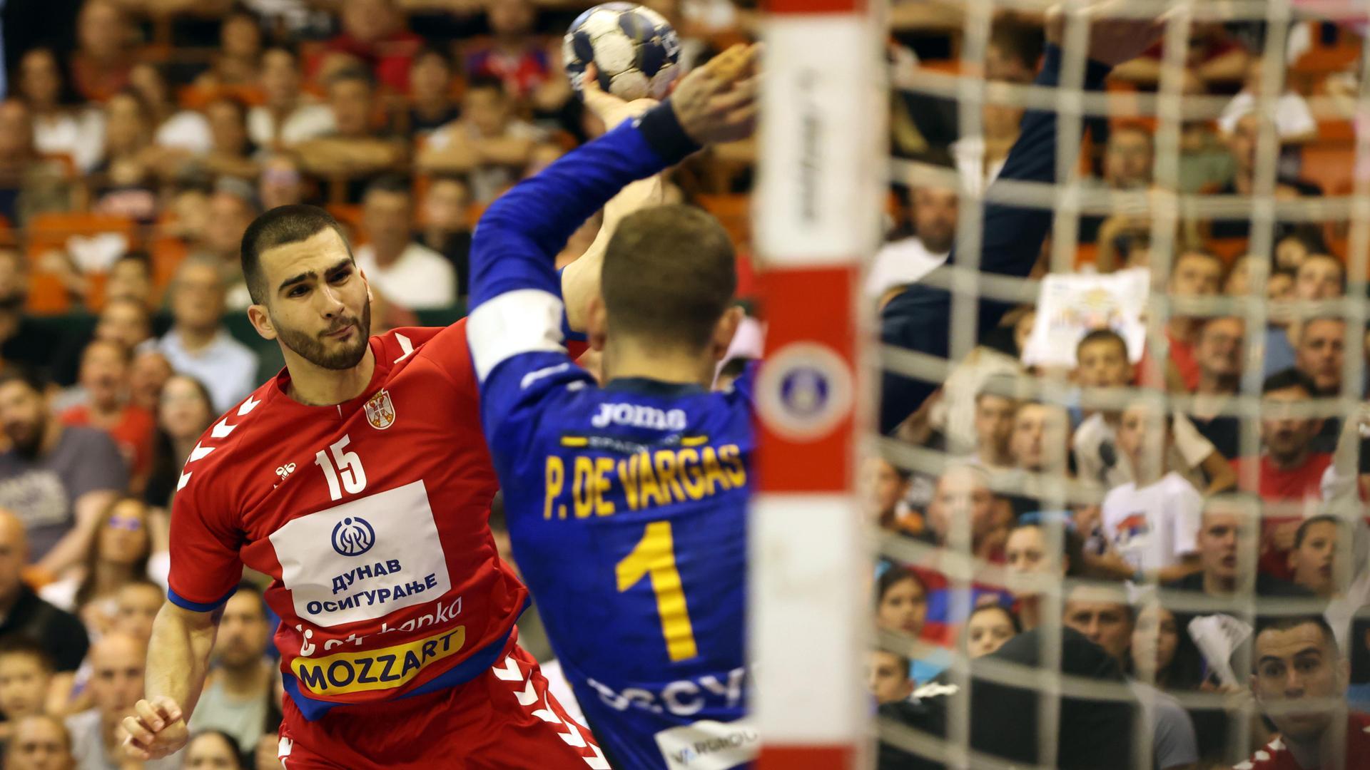 Uros Kojadinovic dispara a portería frente a Gonzalo Pérez de Vargas